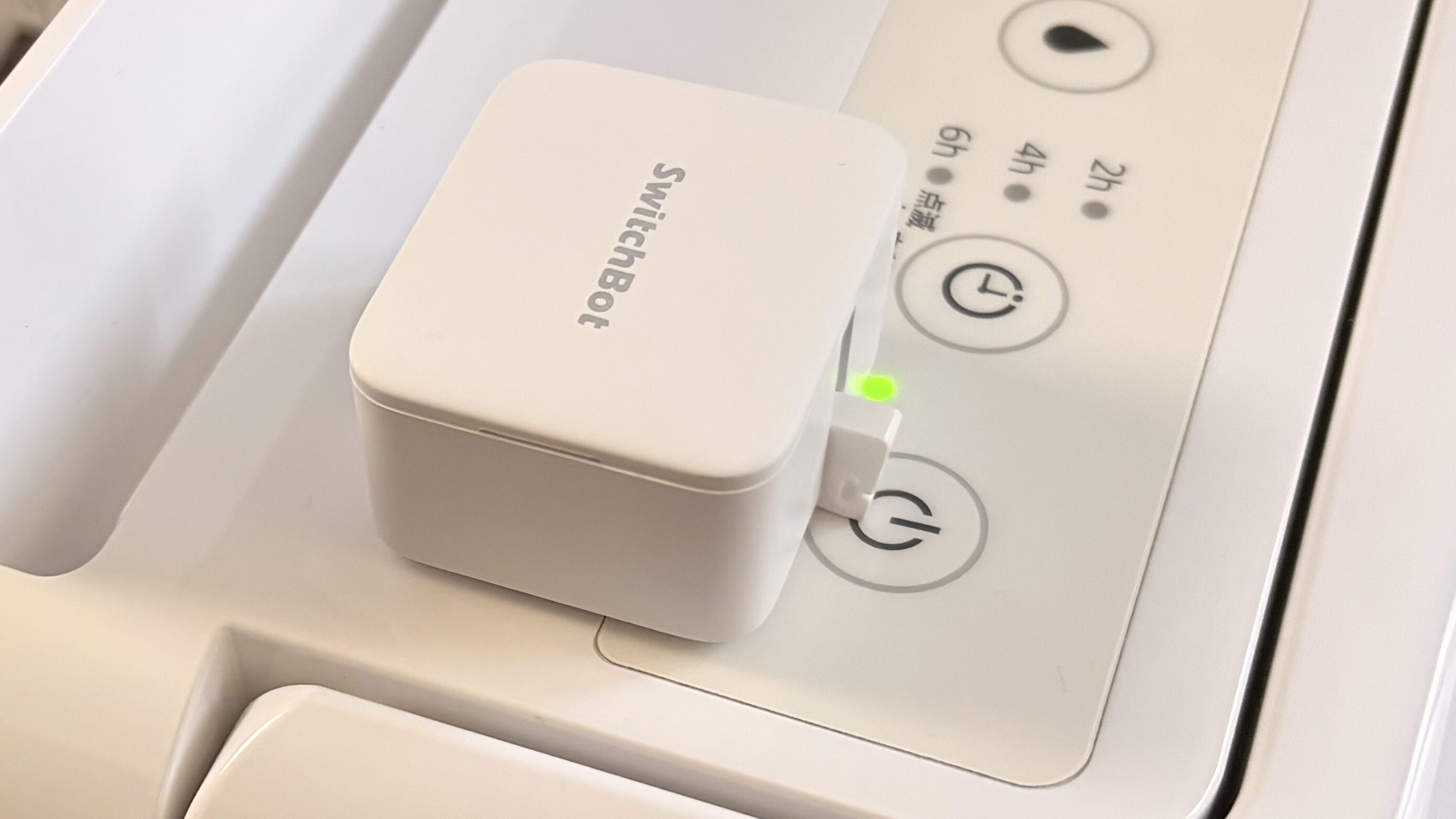 SwitchBot ボット:取り付けて作動している画像